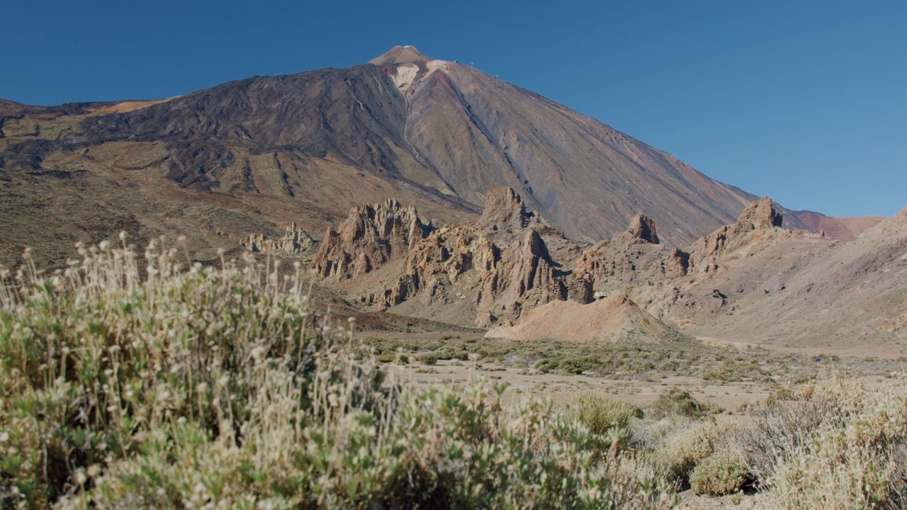 在加那利群岛特内里费岛的乌坎卡山谷，可以看到泰德火山和岩层视频素材