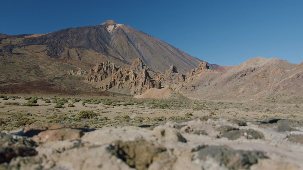 在加那利群岛特内里费岛的乌坎卡山谷，可以看到泰德火山和岩层视频素材