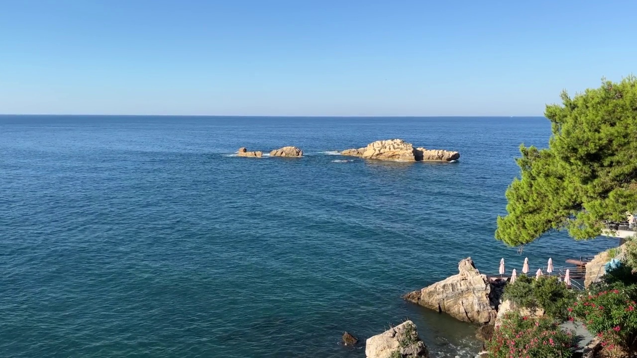 夏天黑山亚得里亚海岩石海岸的风景。视频素材