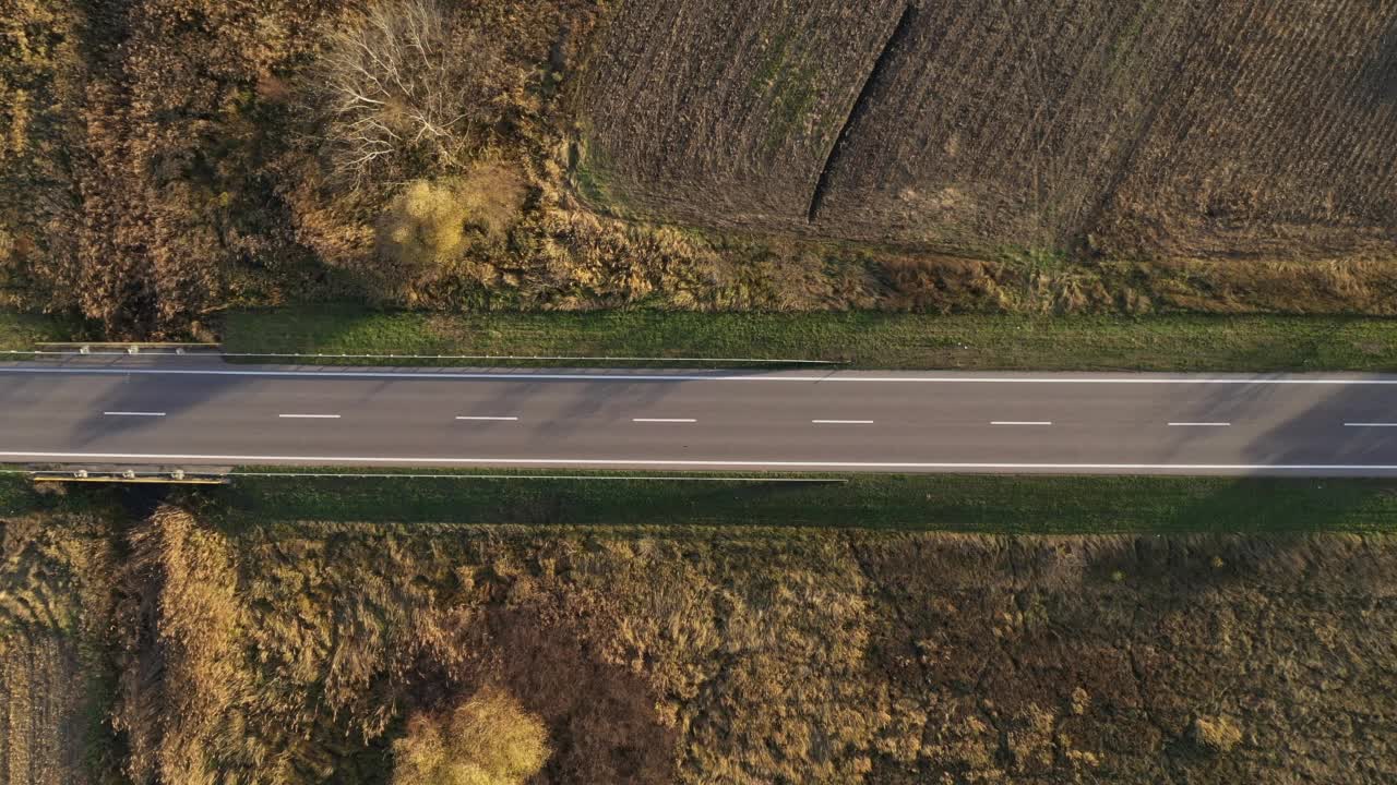 公路上的交通通过乡村道路景观，无人机俯视图高角度自上而下视频素材