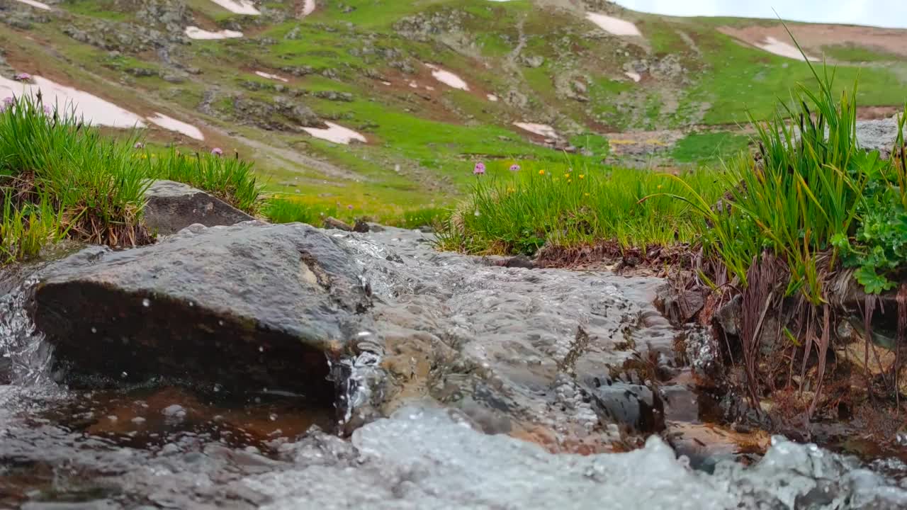 雪水在高海拔的草地上流动，声音拍小溪视频素材