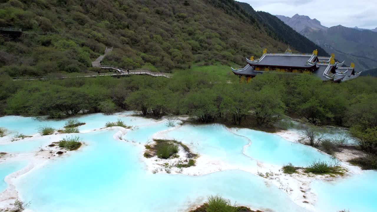 黄龙峡谷景观中的五色池塘，四川，中国视频素材