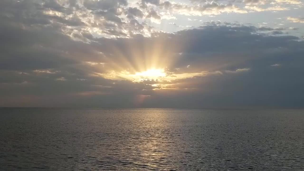 日出在平静的海面上，休达视频素材