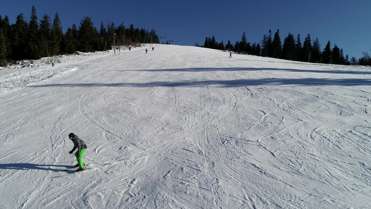 人们在雪山滑雪场滑雪的美丽航拍。视频下载