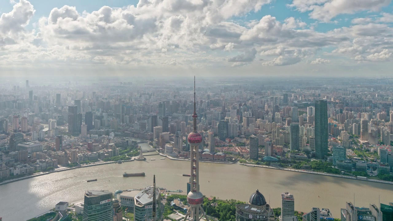 晴朗多云的上海城市，上海环球金融中心100层的高角度视角，4k延时镜头，白云在整个城市上空移动。视频素材