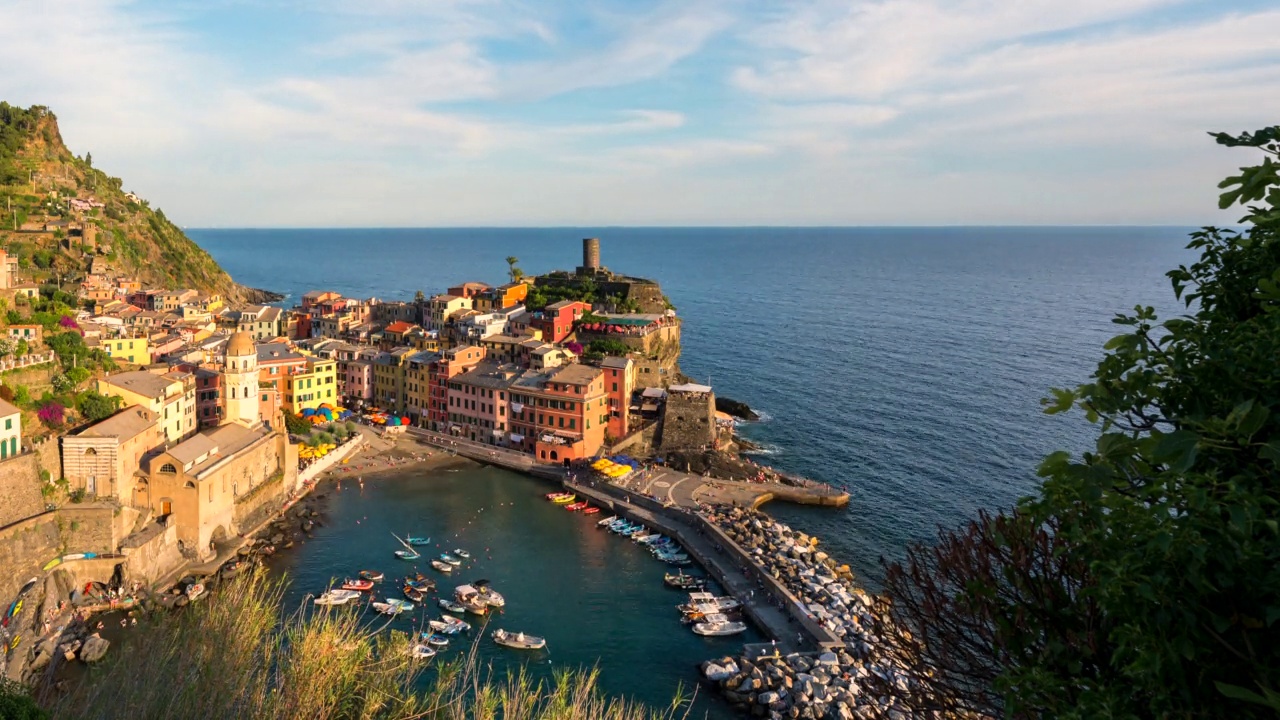 时间流逝的日落场景在古老的村庄Vernazza，美丽和风景秀丽的海滨村庄Vernazza在意大利。五渔村是意大利五渔村的一个小镇视频素材