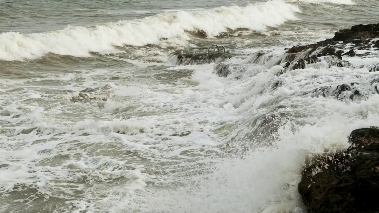 海浪撞击岩石的慢动作。视频下载