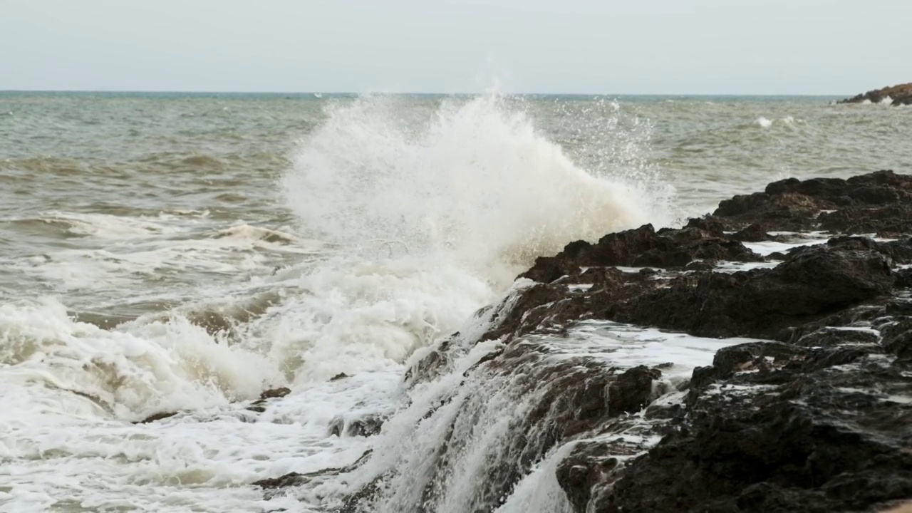 海浪撞击岩石的慢动作。视频下载