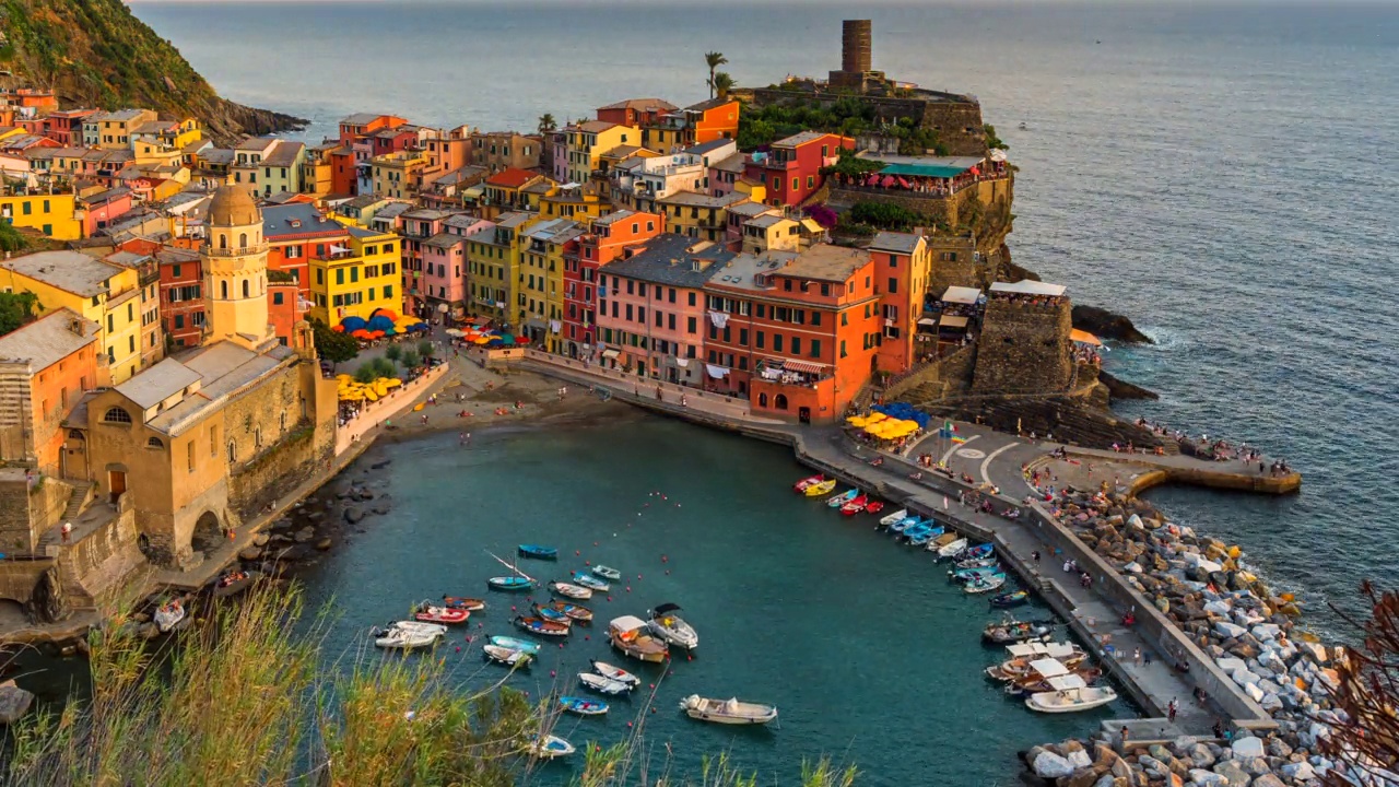 时间流逝的日落场景在古老的村庄Vernazza，美丽和风景秀丽的海滨村庄Vernazza在意大利。五渔村是意大利五渔村的一个小镇视频素材