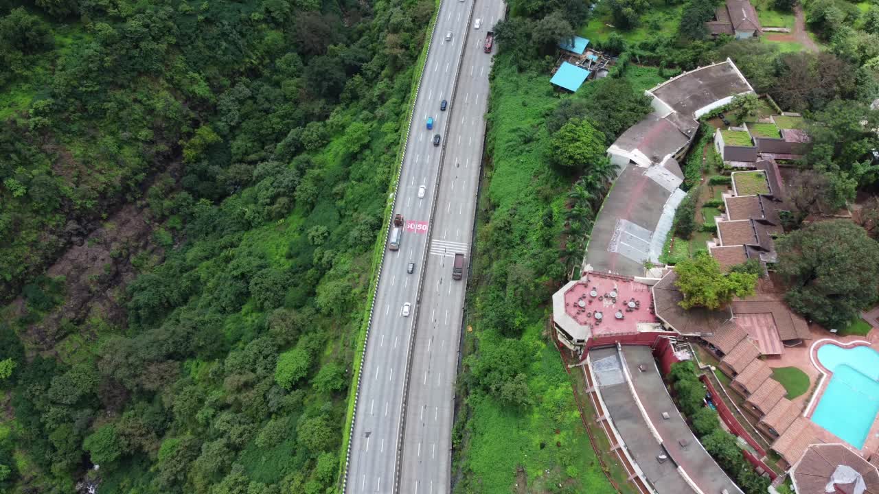 高速公路在季风视频素材