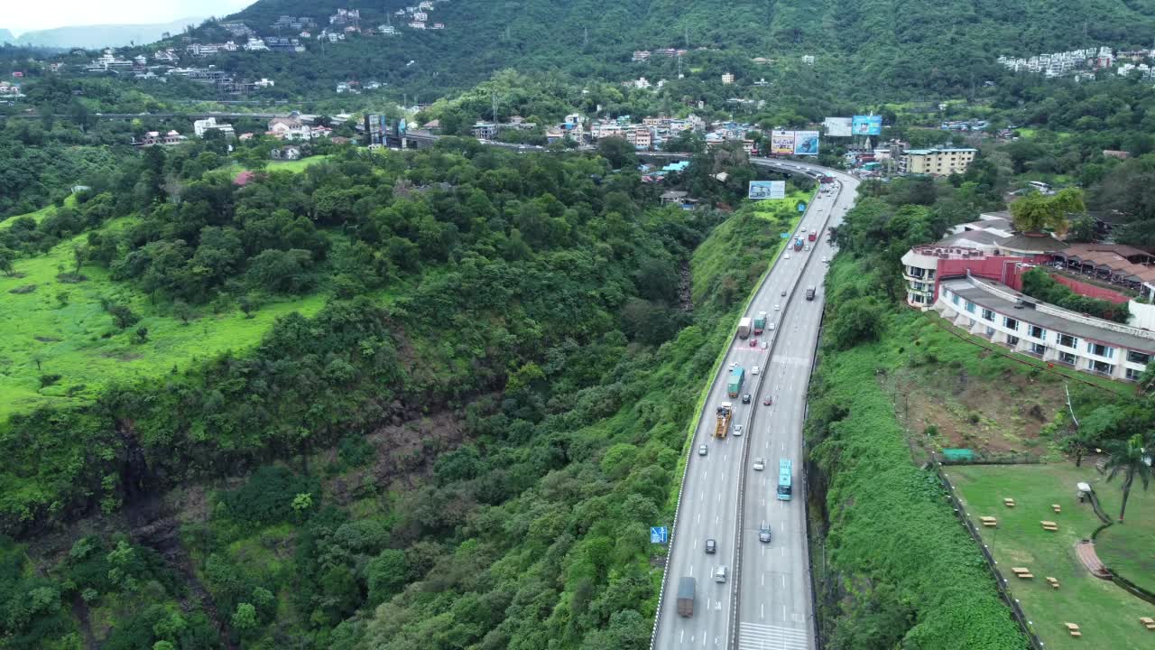 高速公路在季风视频素材