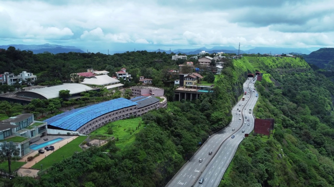 高速公路在季风视频素材