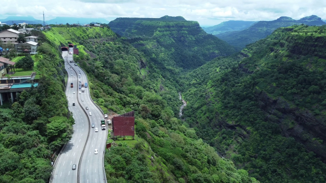 高速公路在季风视频素材