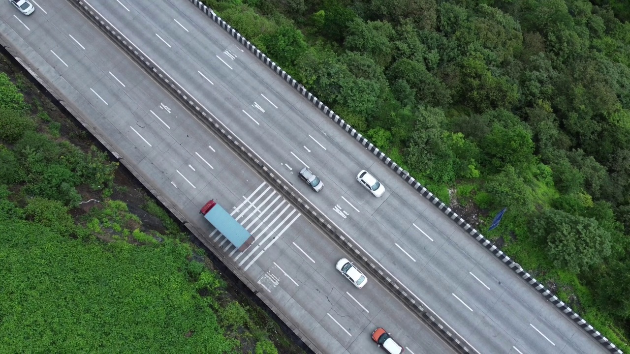 高速公路在季风视频素材