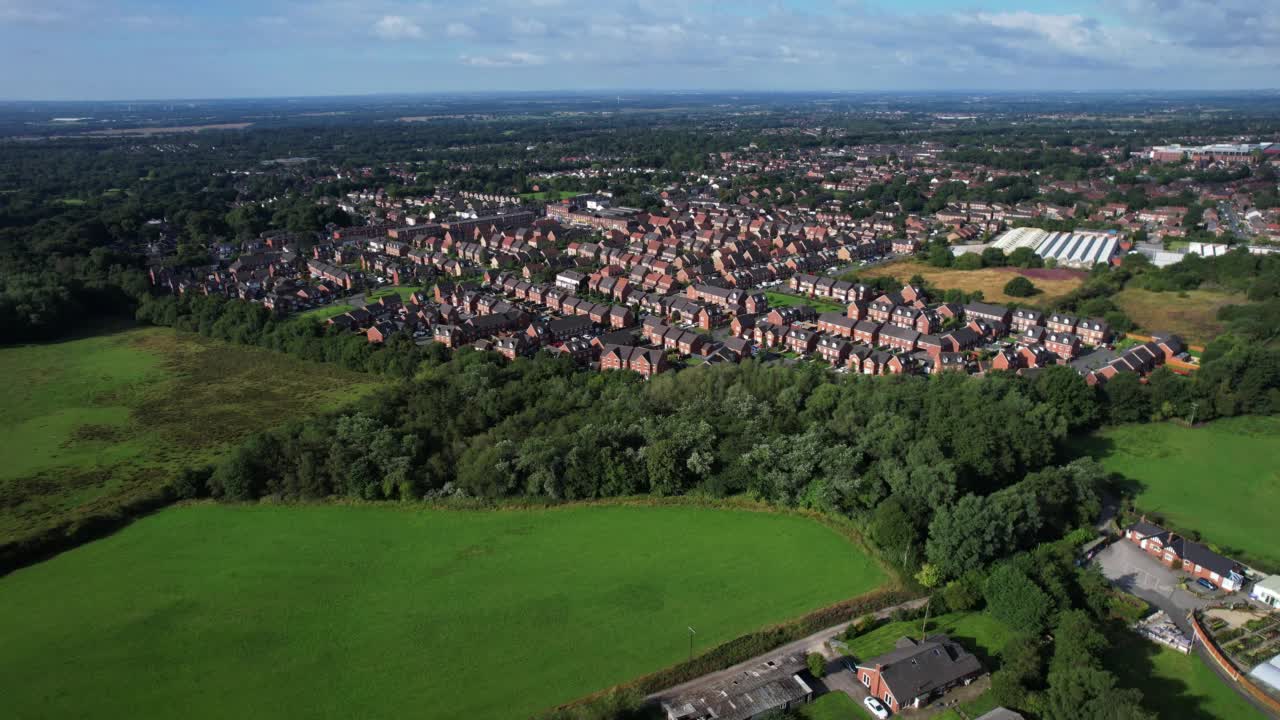 空中拍摄的一处英国住宅区，来自英国房屋和房屋经纪人的上方视频下载