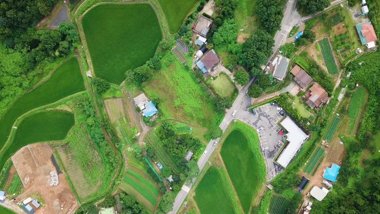 韩国仁川江华郡江华岛附近的农田、道路和村庄视频素材