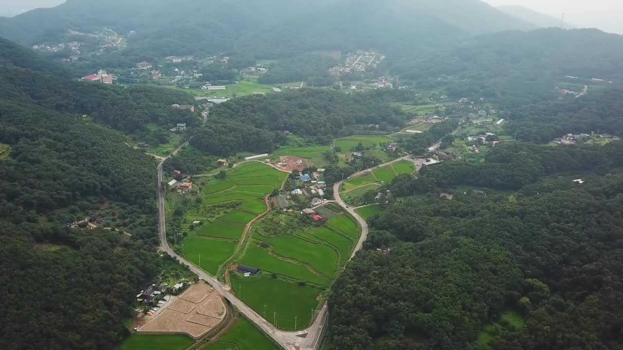 韩国仁川江华郡江华岛附近的山、农田和村庄视频素材