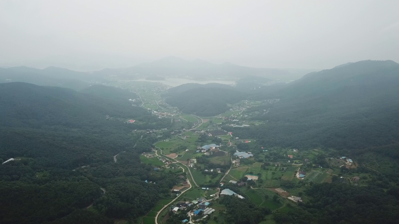 韩国仁川江华郡江华岛附近的山、农田和村庄视频素材