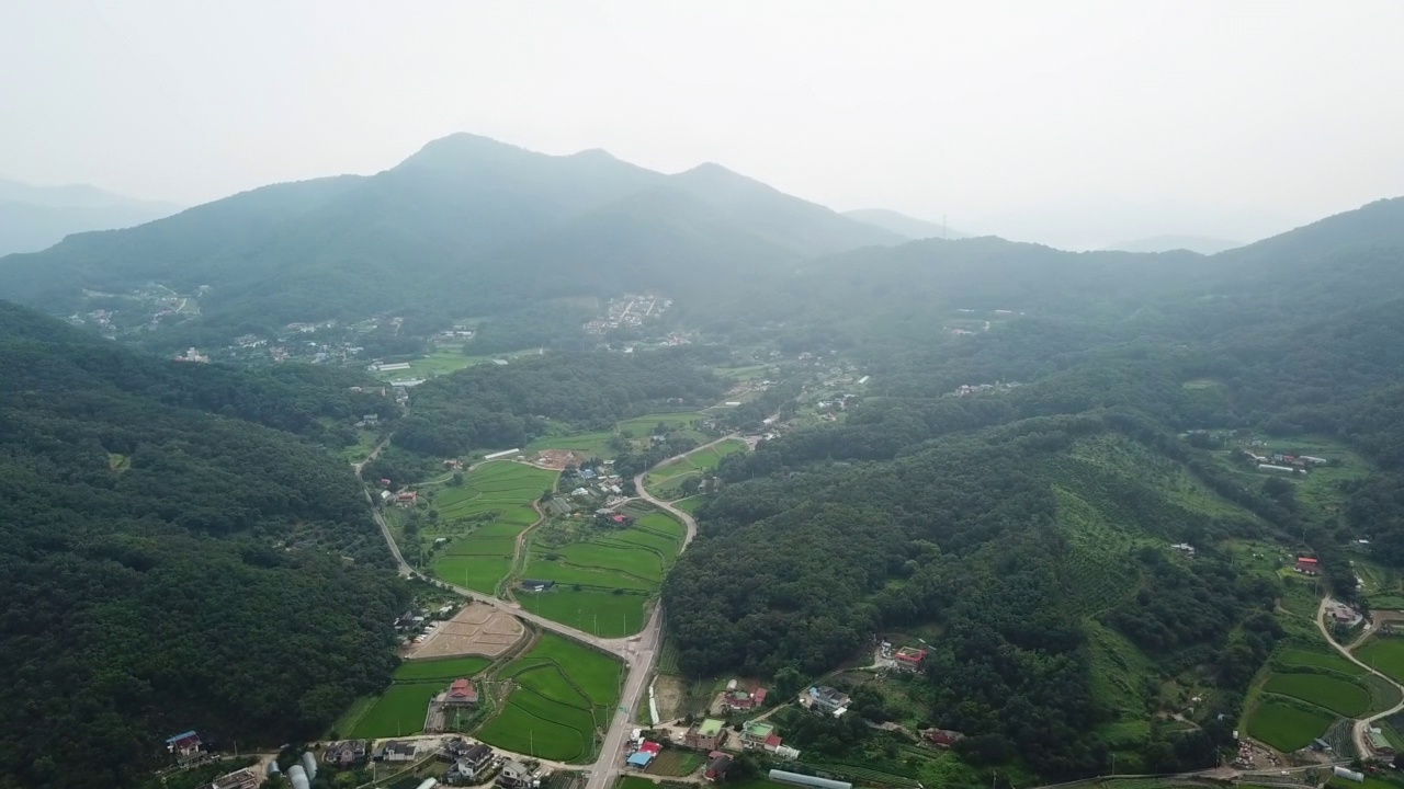 韩国仁川江华郡江华岛附近的山、农田和村庄视频素材