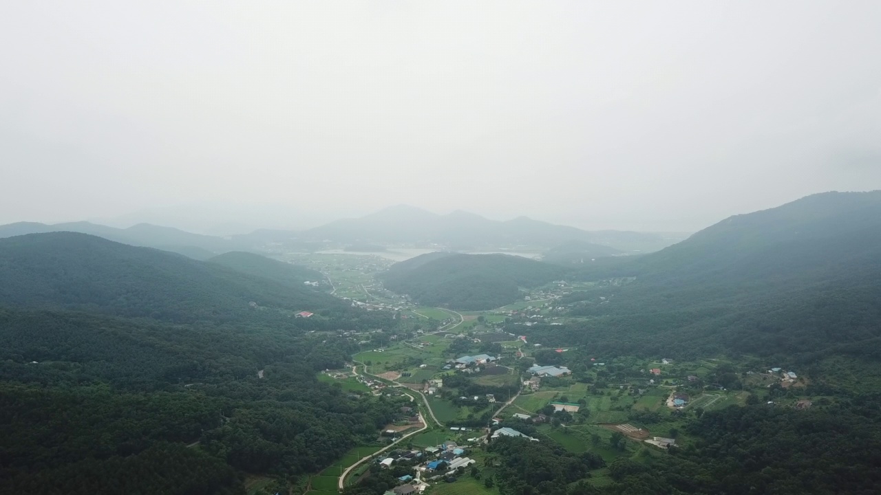 韩国仁川江华郡江华岛附近的山、农田和村庄视频素材