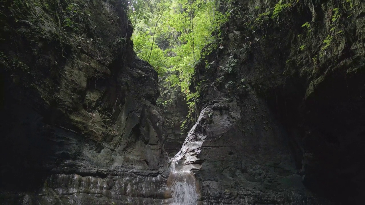 Waimarang Waterfalls Sumba Island East印度尼西亚视频素材