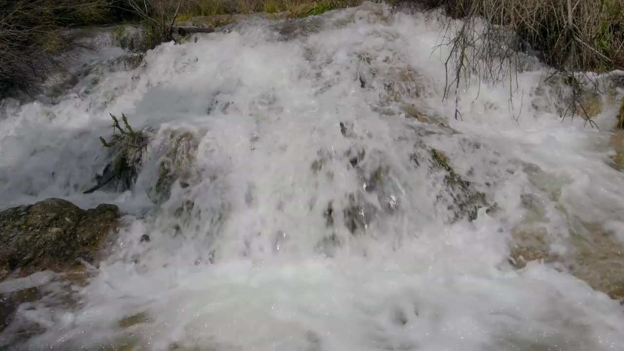 山河在春天的时候有干净的淡水。视频素材