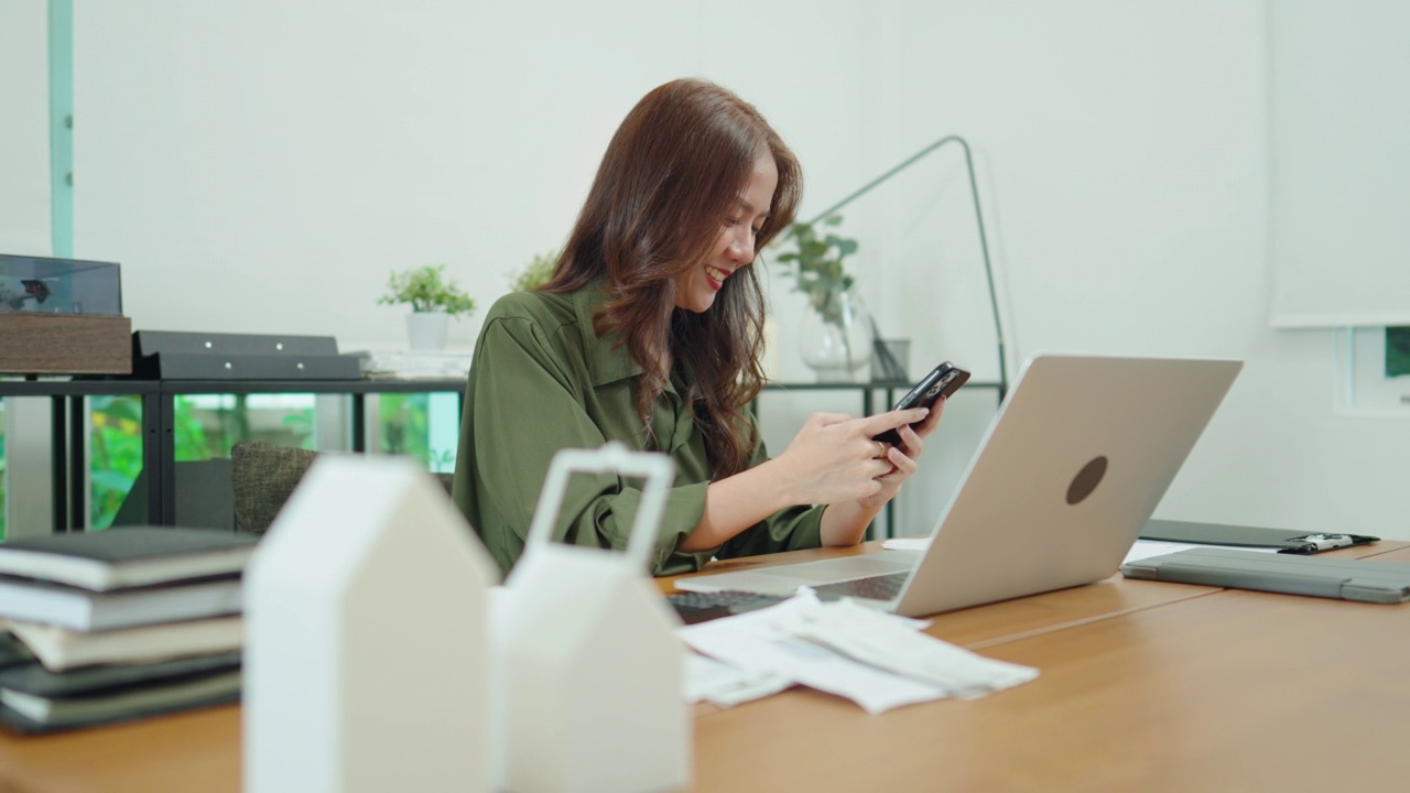 亚洲女性在节假日在家上网工作。视频素材