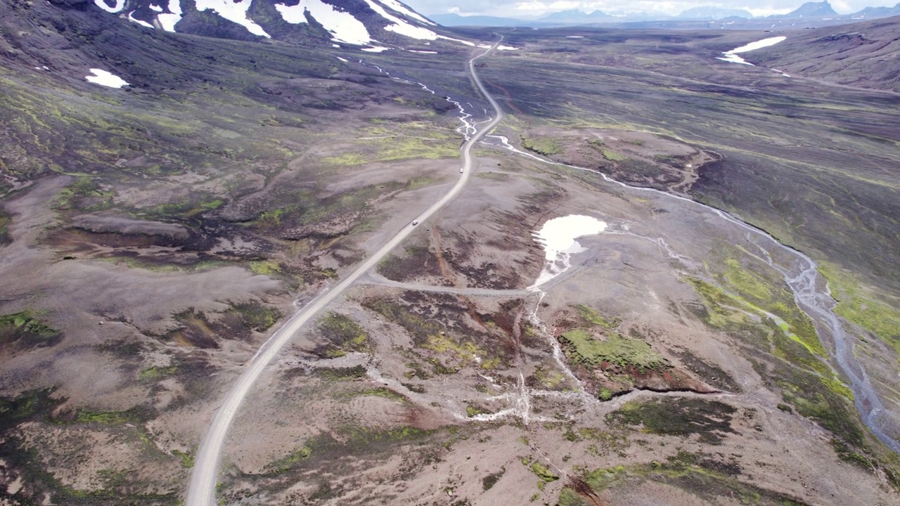 自驾游四驱车行驶在泥泞的道路上，在阳光明媚的冰岛高地的火山荒野在夏天的冰岛视频素材