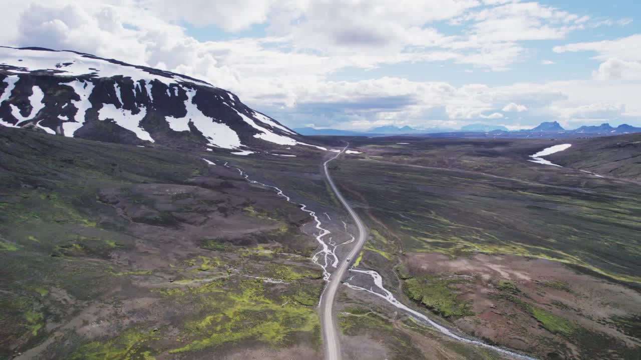 自驾游四驱车行驶在泥泞的道路上，在阳光明媚的冰岛高地的火山荒野在夏天的冰岛视频素材