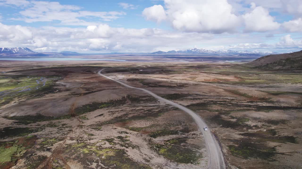 自驾游四驱车行驶在泥泞的道路上，在阳光明媚的冰岛高地的火山荒野在夏天的冰岛视频素材