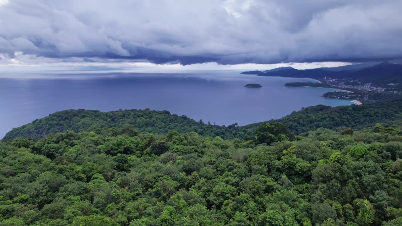 暴风雨的云在海上的乌云在日落或日出的天空在前景的山雨林在泰国普吉岛从无人机相机高角度的看法视频素材