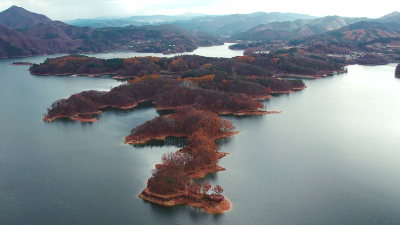 横城郡/江原道附近的秋季湖景视频素材