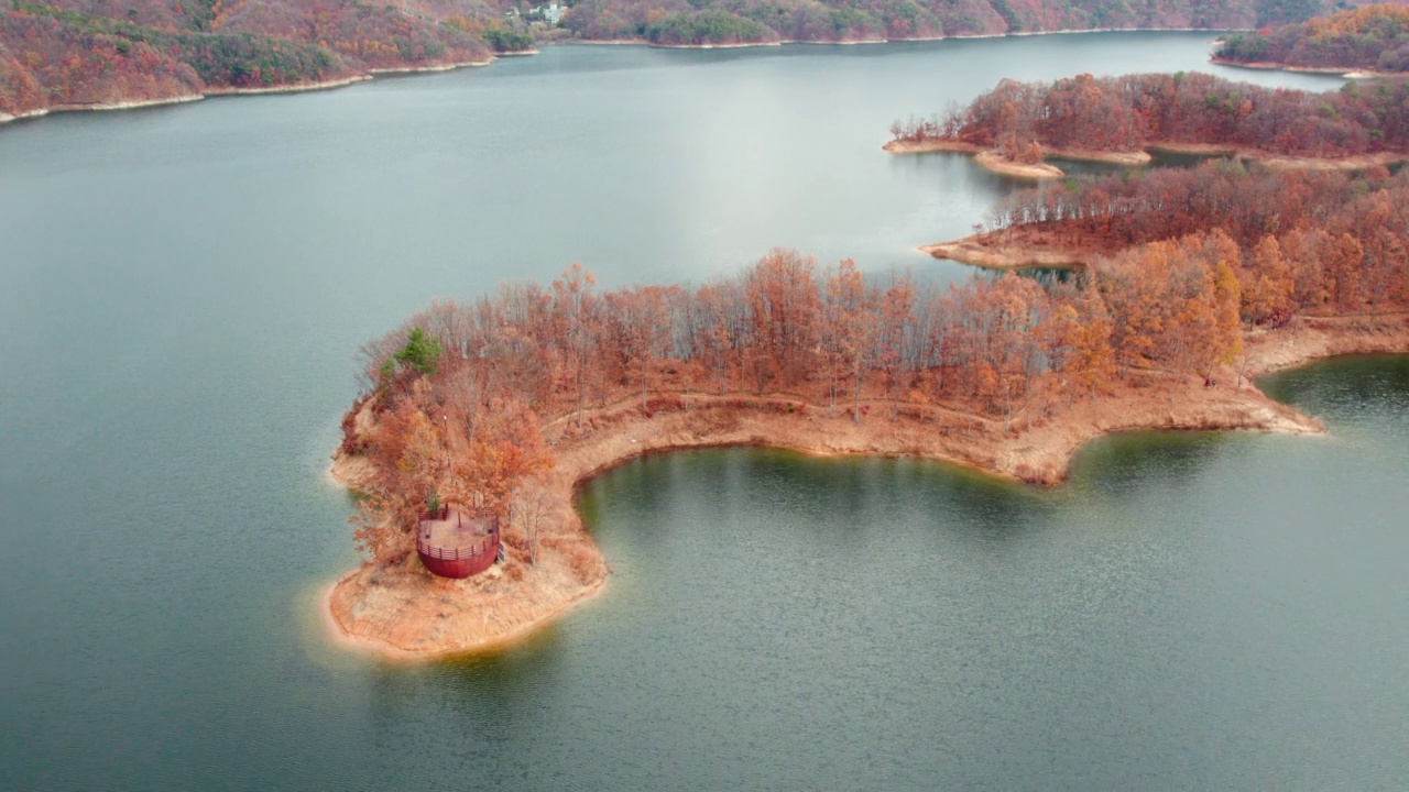 横城郡/江原道附近的秋季湖景视频素材