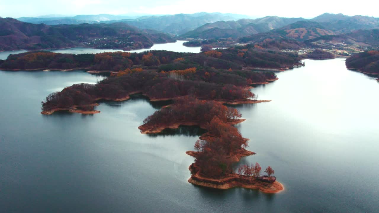 横城郡/江原道附近的秋季湖景视频素材