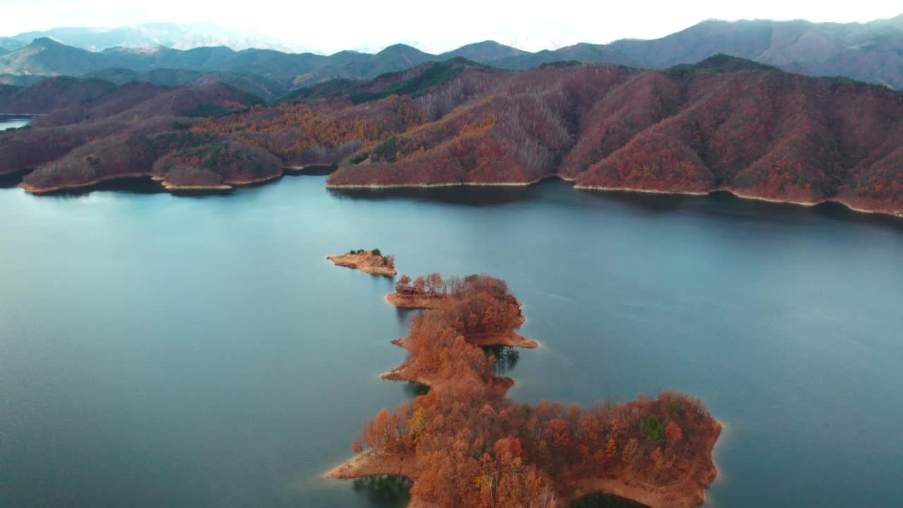 横城郡/江原道附近的秋季湖景视频素材