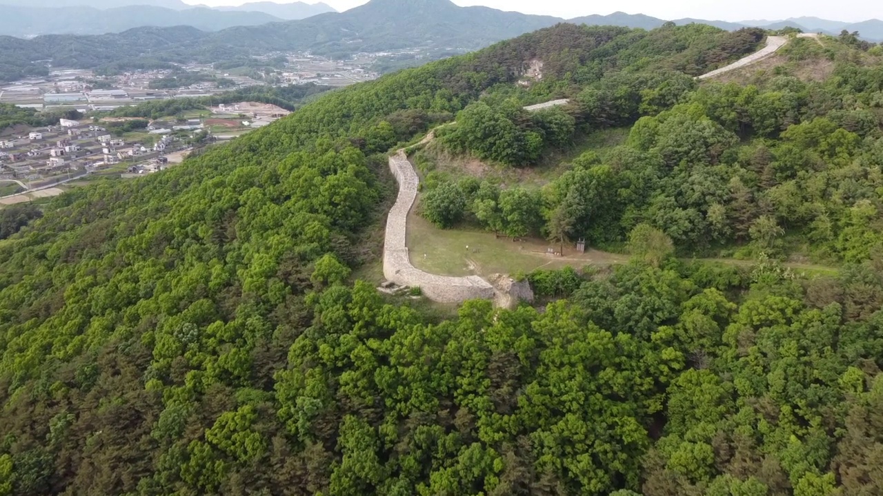 琶山和琶山城附近的风景/韩国京畿道骊州市视频素材