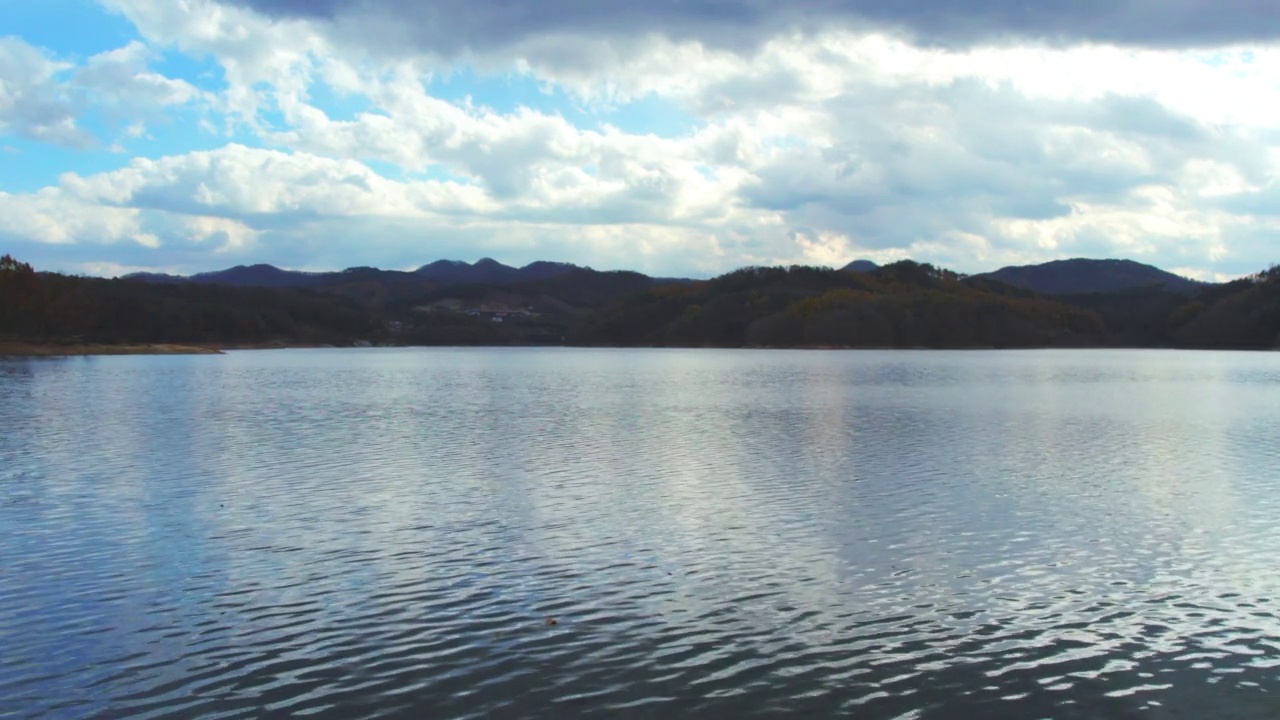 横城郡/江原道附近的秋季湖景视频素材