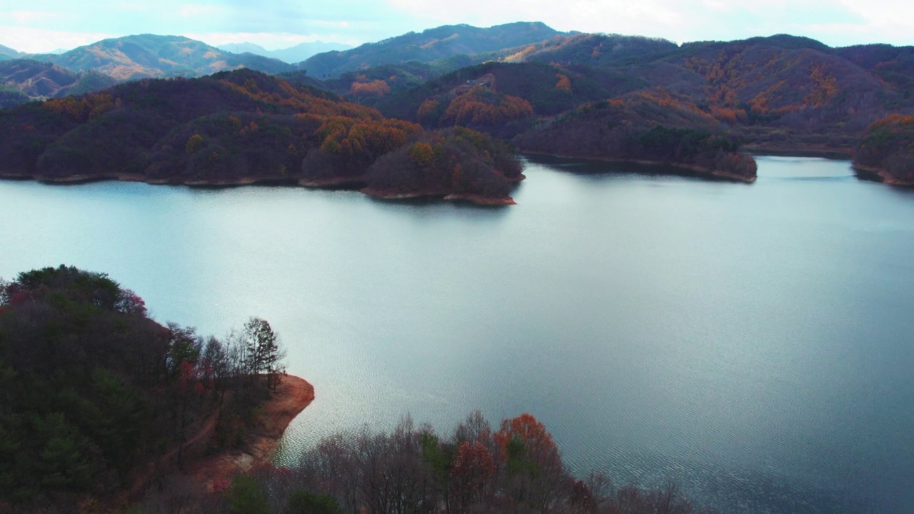 横城郡/江原道附近的秋季湖景视频素材