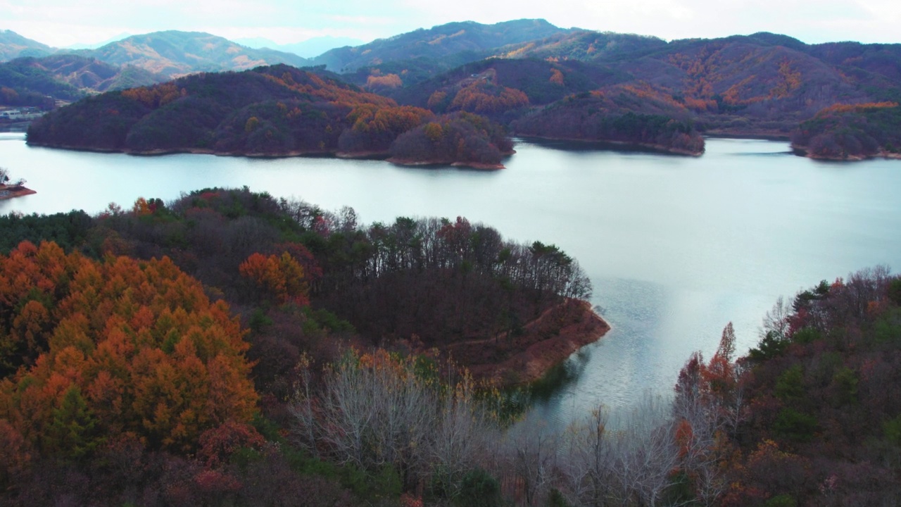 横城郡/江原道附近的秋季湖景视频素材