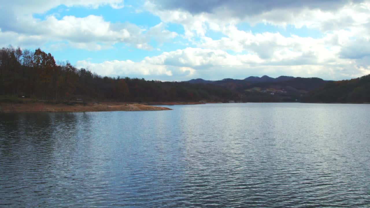 横城郡/江原道附近的秋季湖景视频素材