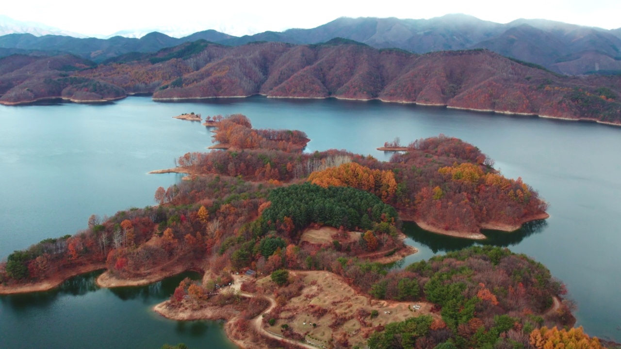 横城郡/江原道附近的秋季湖景视频素材