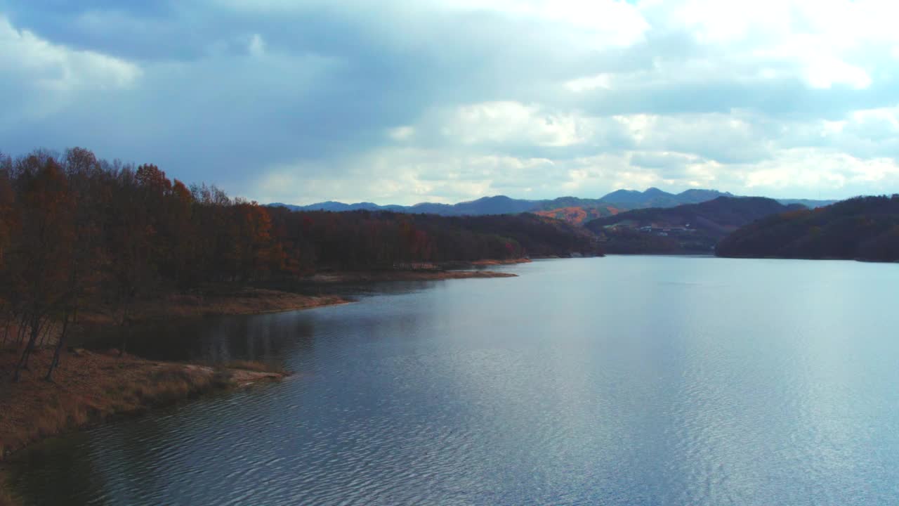 横城郡/江原道附近的秋季湖景视频素材