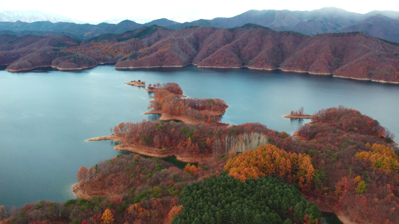 横城郡/江原道附近的秋季湖景视频素材