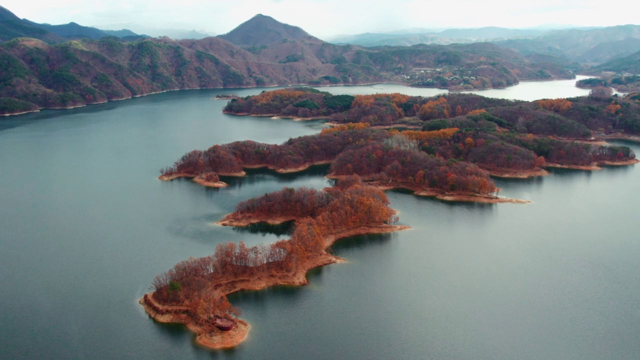 横城郡/江原道附近的秋季湖景视频素材