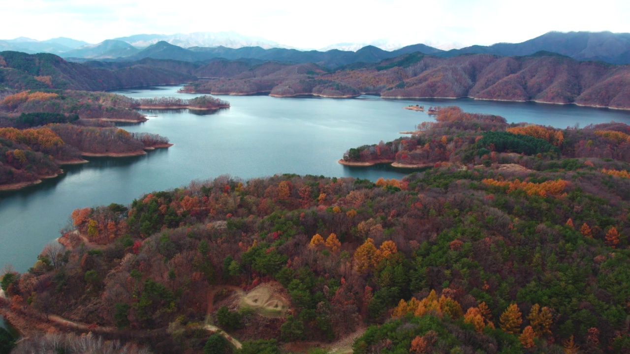 横城郡/江原道附近的秋季湖景视频素材