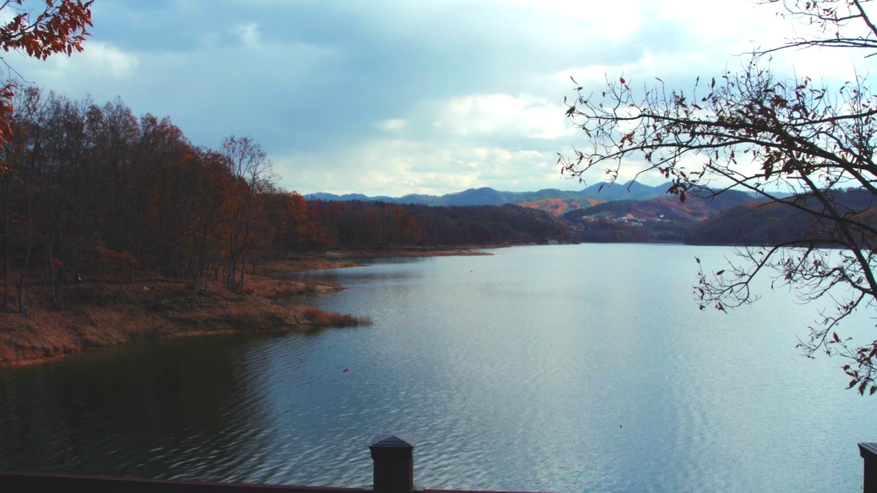 横城郡/江原道附近的秋季湖景视频素材