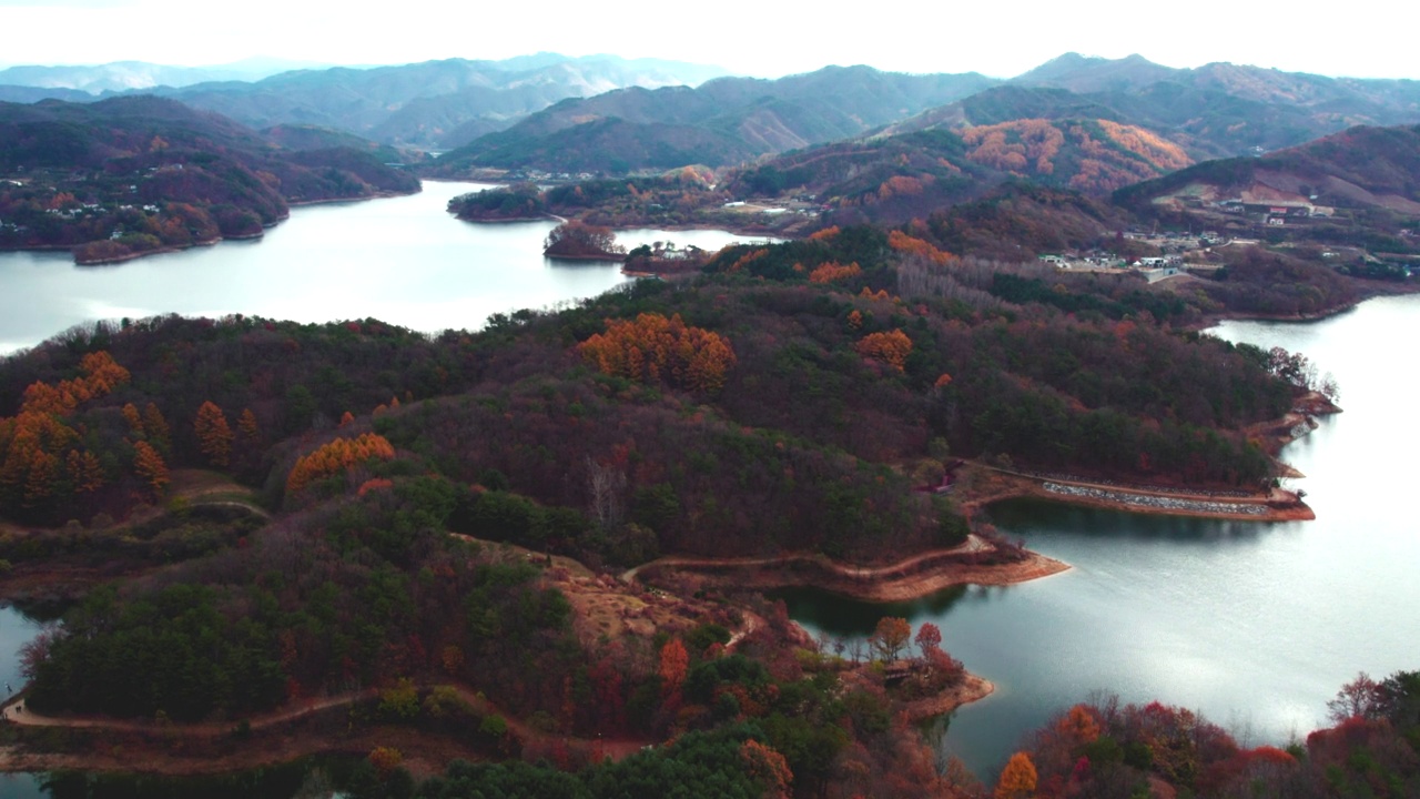 横城郡/江原道附近的秋季湖景视频素材