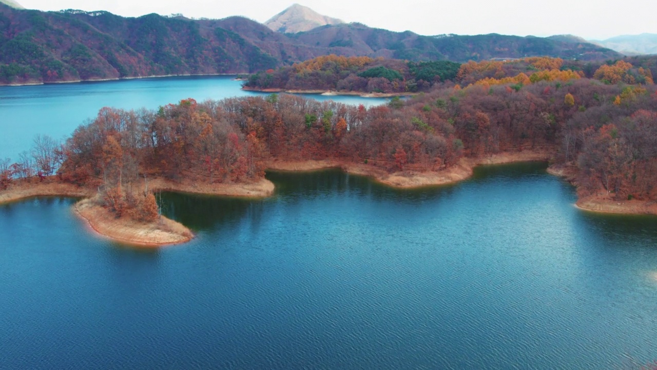 横城郡/江原道附近的秋季湖景视频素材