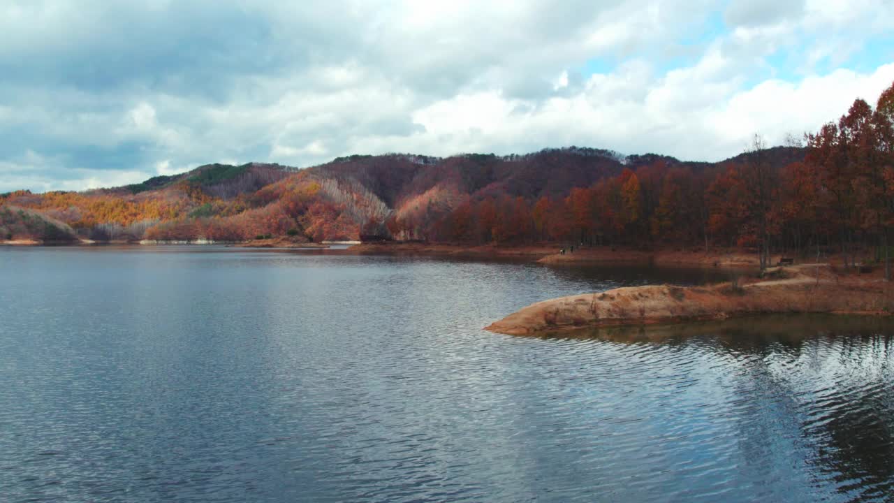 横城郡/江原道附近的秋季湖景视频素材