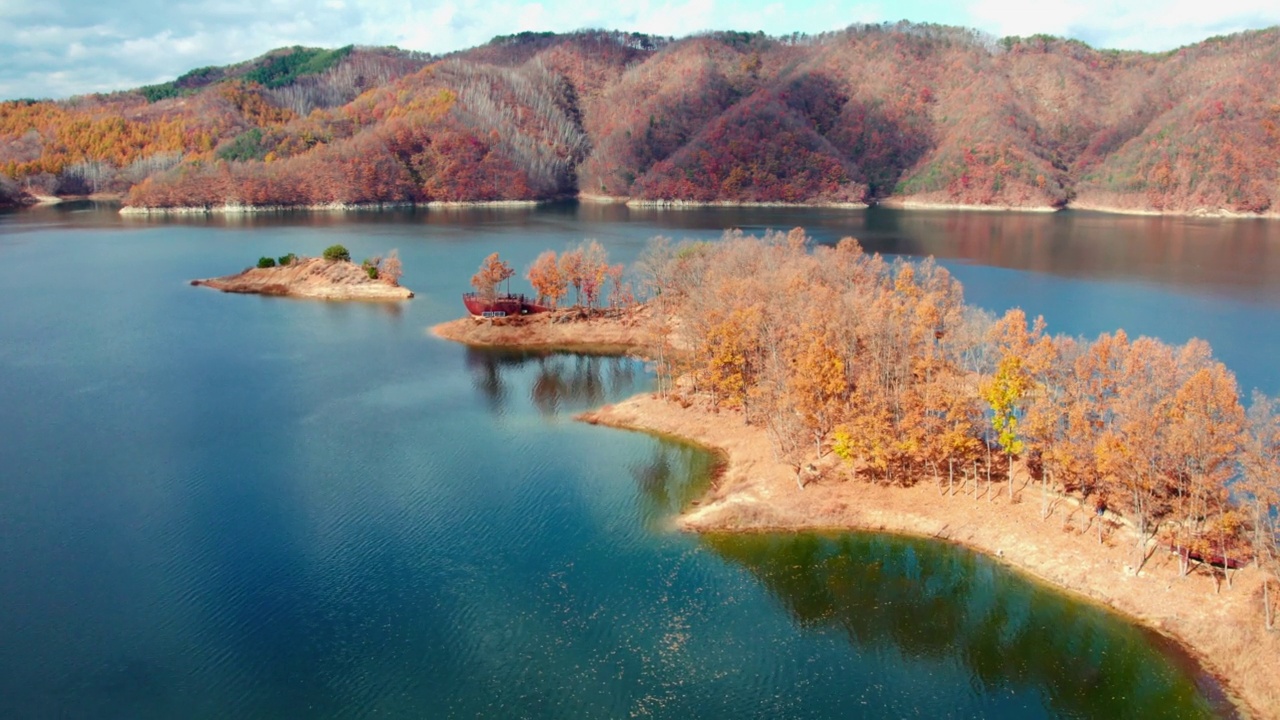 横城郡/江原道附近的秋季湖景视频素材